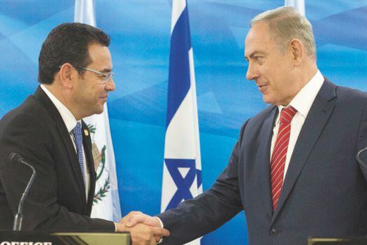 Jimmy Morales, presidente de Guatemala, y Benjamín Netanyahu, primer ministro israelí, celebran la decisión del primero en la ONU.   / EFE
