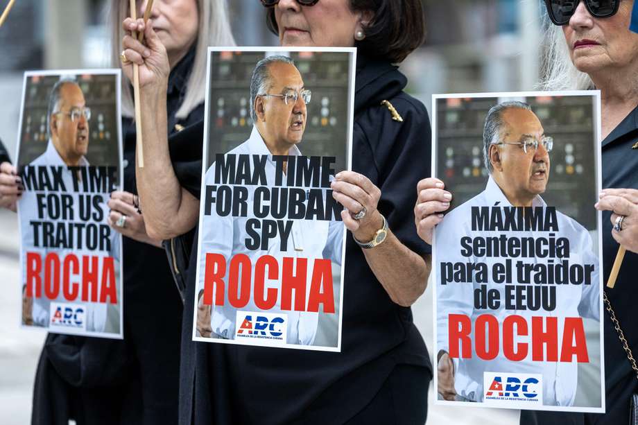 Miembros de la Asamblea de la Resistencia Cubana sostienen pancartas durante una concentración en demanda de la "pena máxima" para el exdiplomático estadounidense y presunto espía cubano, Víctor Rocha.