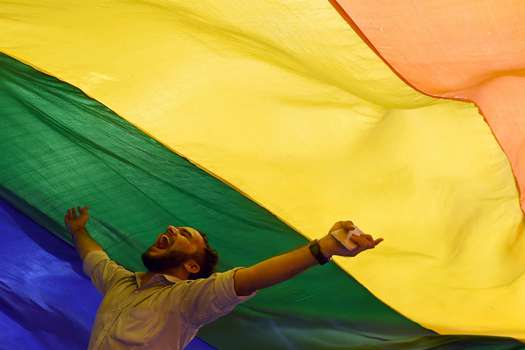 Un hombre celebra la despenalización de la homosexualidad en la India. / AFP