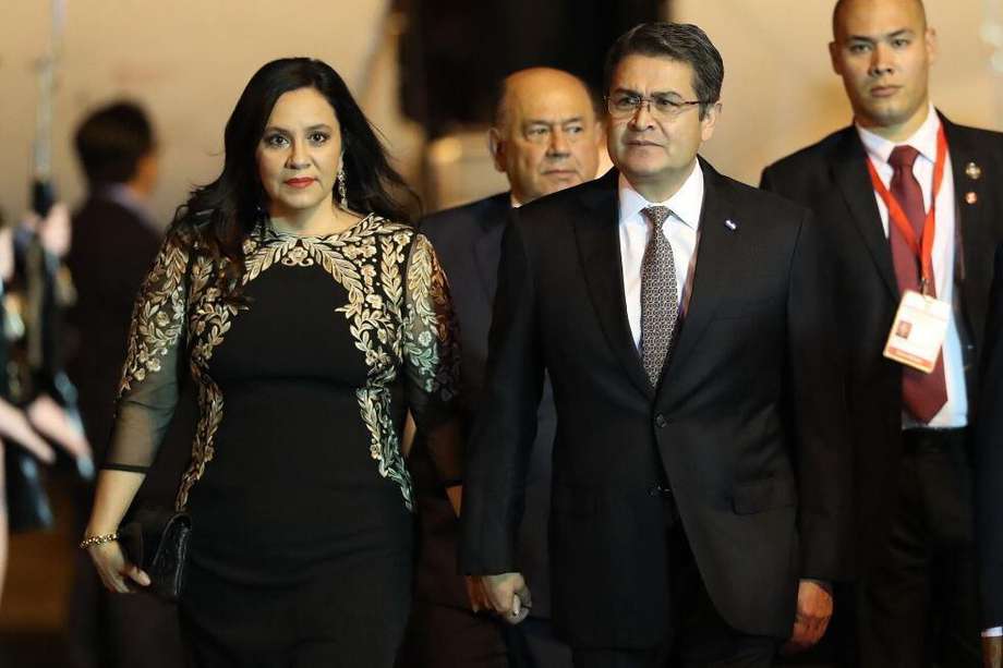 El presidente de Honduras, Juan Orlando Hernández, acompañado de su esposa, la primera dama Ana García Carías. / EFE