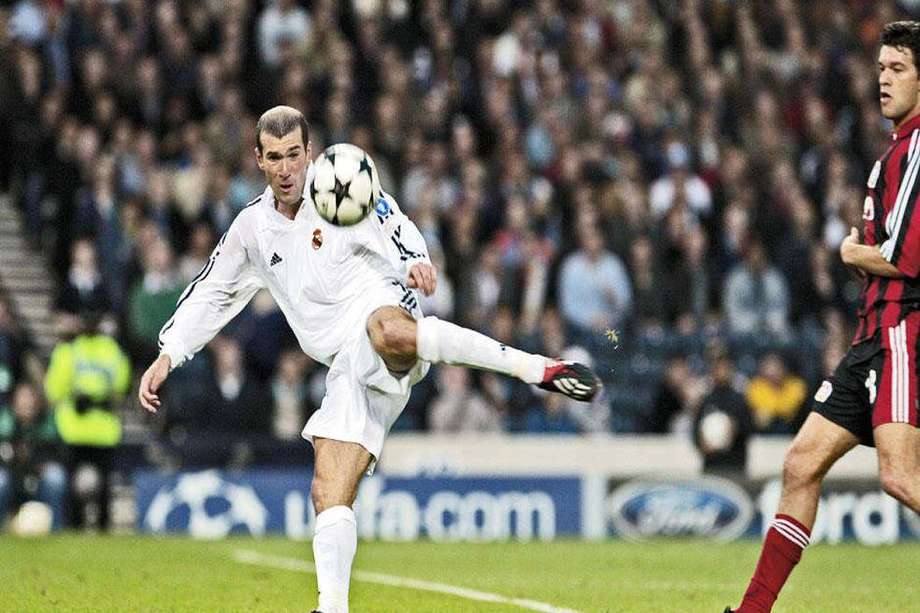 Zinedine Zidane impactando de volea en la final de la Champions League en el 2002 contra el Bayern Leverkusen.