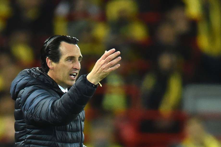 Unai Emery dirigiendo en medio del partido de ida contra Liverpool en Champions League.
