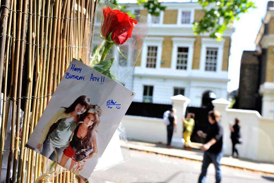 Fanáticos de Amy Winehouse le rinden tributo frente a su casa en Camden, en el norte de Londres, Reino Unido.  / Archivo
