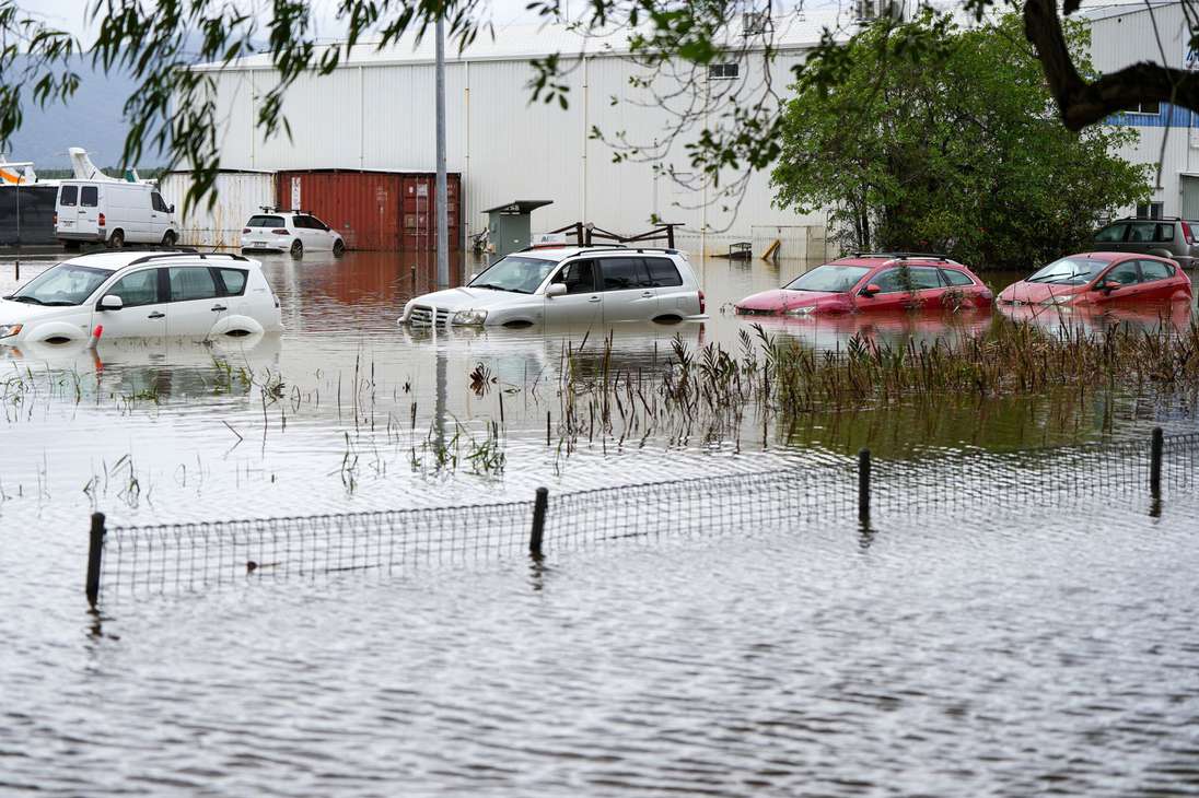 Cairns (Australia), 18/12/2023.- Submerged vehicles can be seen in floodwaters in the suburb of Aeroglen in Cairns, Queensland, Australia, 18 December 2023. Residents in far north Queensland are bracing for more rain and further significant flooding. EFE/EPA/NUNO AVENDANO AUSTRALIA AND NEW ZEALAND OUT