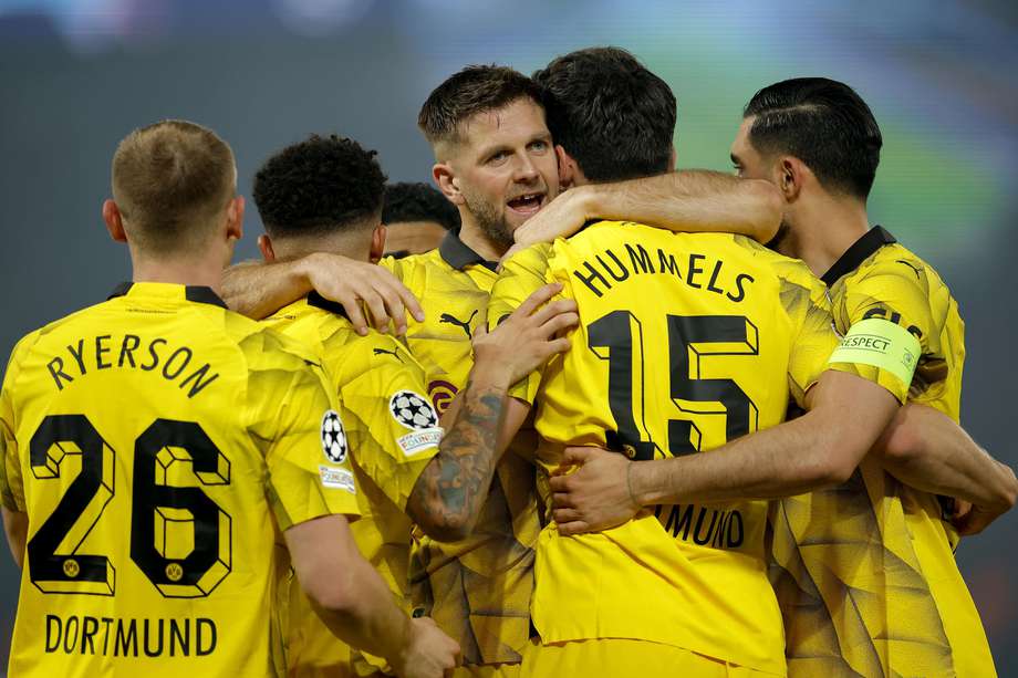 Mats Hummels (C) de Dortmund celebra con sus compañeros de equipo tras marcar el gol inicial durante las semifinales de la Liga de Campeones de la UEFA, partido de fútbol de vuelta del Paris Saint-Germain contra el Borussia Dortmund, en París, Francia, el 7 de mayo de 2024.