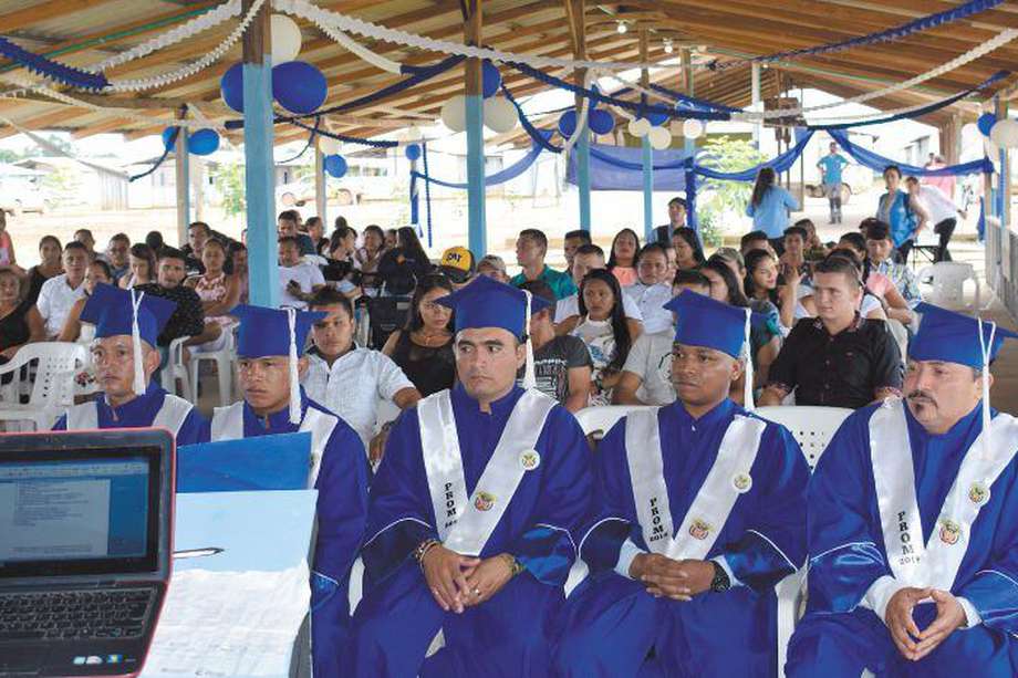 Hace más de dos años, en julio de 2018, cerca de 20 excombatientes se graduaron de bachillerato en el ETCR de Charras.  / Misión ONU Colombia.