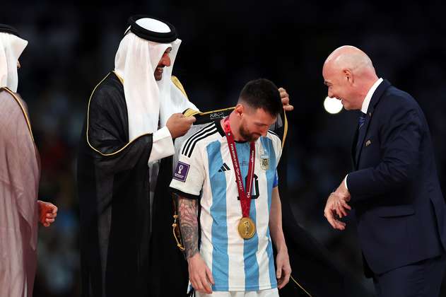 ¿Por qué Messi vestía una bata negra cuando levantó la Copa del Mundo?