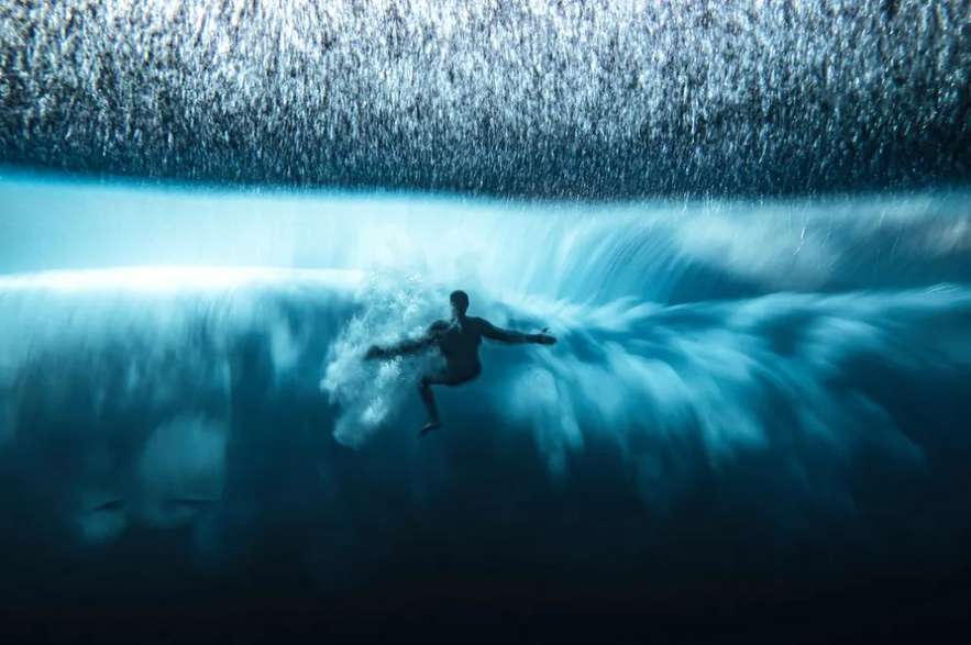 Un surfista lucha contra la turbulencia submarina creada por la 'ola más fuerte del mundo' – Teahupo’o