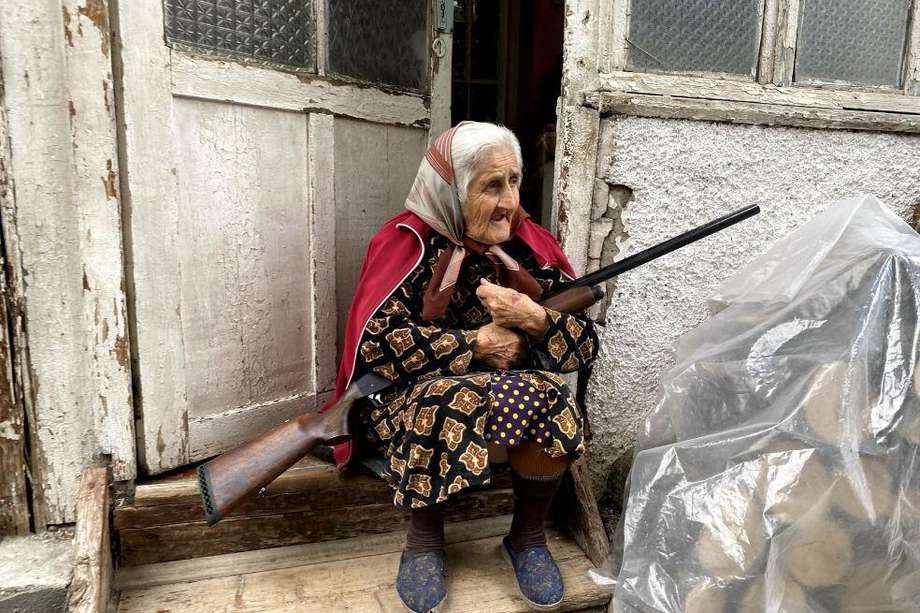 Una anciana con su escopeta en la puerta de su casa en Stepanakert, la capital del enclave separatista de Nagorno Karabaj disputada por Azerbaiyán y Armenia.