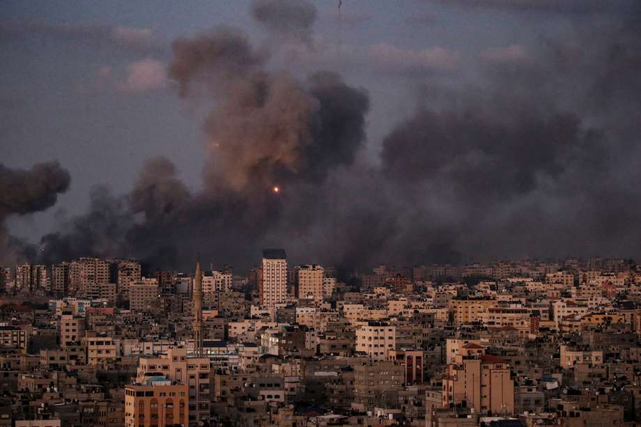 El humo se eleva tras un ataque aéreo israelí en el norte de la ciudad de Gaza. 