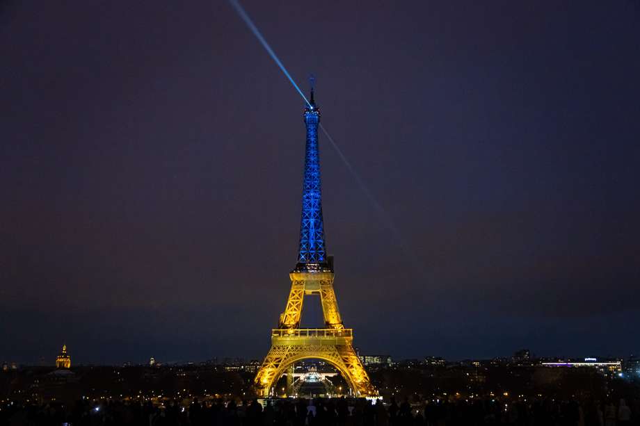 La torre Eiffel se ilumina con los colores de la bandera ucraniana para conmemorar el primer aniversario de la invasión rusa de Ucrania, en París, Francia, el 23 de febrero de 2023.