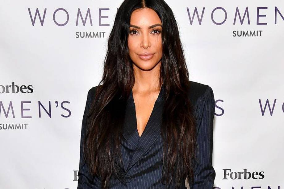 Kim Kardashian padece de psoriasis, una enfermedad inflamatoria crónica que produce manchas rojas.
