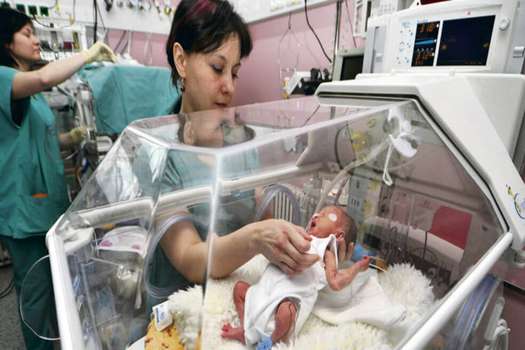 El menor tenía 12 días de nacido cuando cayó a la superficie caliente de la incubadora y murió tres días después. Imagen de referencia / blesk.cz