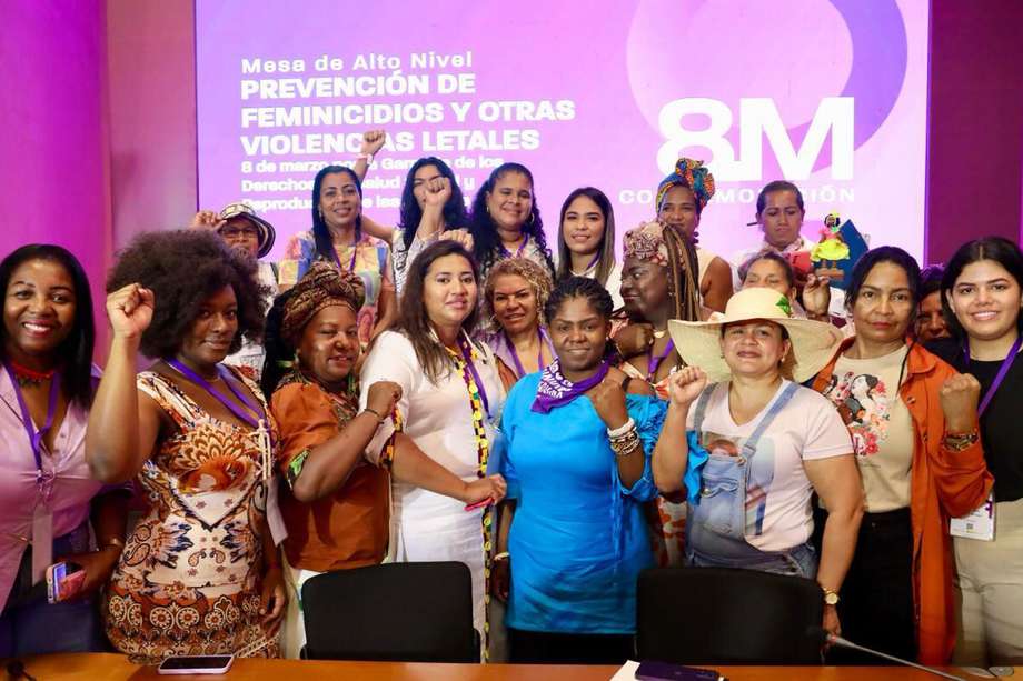 La vicepresidenta Francia Márquez, junto a lideresas y activistas de Bolívar, durante una mesa de alto nivel en Cartagena, este  viernes 8 de marzo.