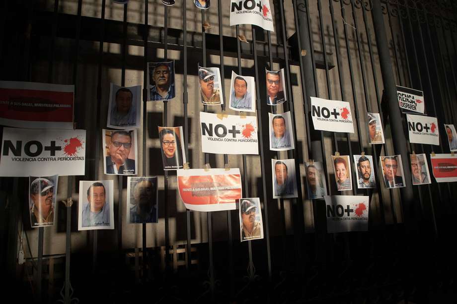 Fotografías de periodistas asesinados pegadas como protesta por sus colegas en una valla en la Secretaría de Gobernación, el 14 de febrero de 2022, en la Ciudad de México (México).