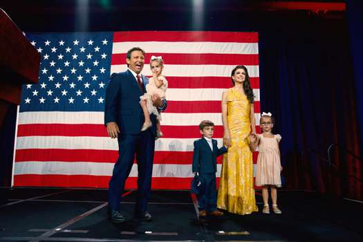 Ron DeSantis junto a su esposa Casey y sus hijos mientras celebra la reelección como Gobernador de Florida.  EFE/Ron DeSantis