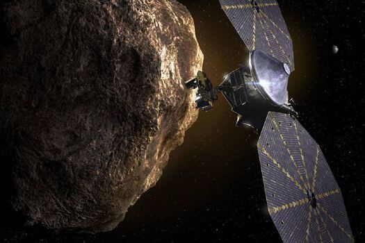 Concepción artística de la sonda Lucy, con sus paneles solares extendidos, explorando los asteroides troyanos. 