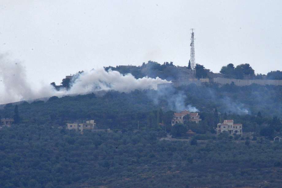 El humo se eleva desde una colina después del bombardeo israelí en las afueras de la aldea de Dhayra, cerca de la frontera entre el Líbano y el Estado judío. 
