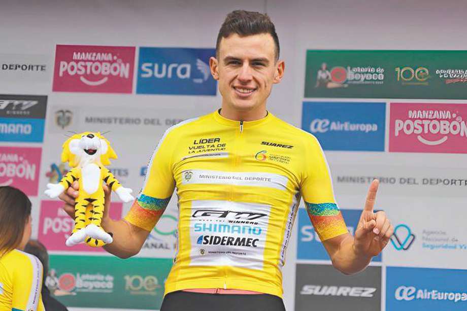 Germán Darío Gómez en el podio de Tocancipá, Cundinamarca, con la camiseta de líder de la Vuelta de la Juventud 2023. / FCC