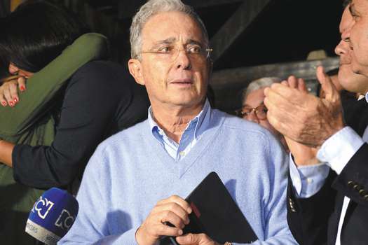 El exsenador Uribe ha insistido en su inocencia y ha negado cualquier vínculo con los paramilitares. / AFP
