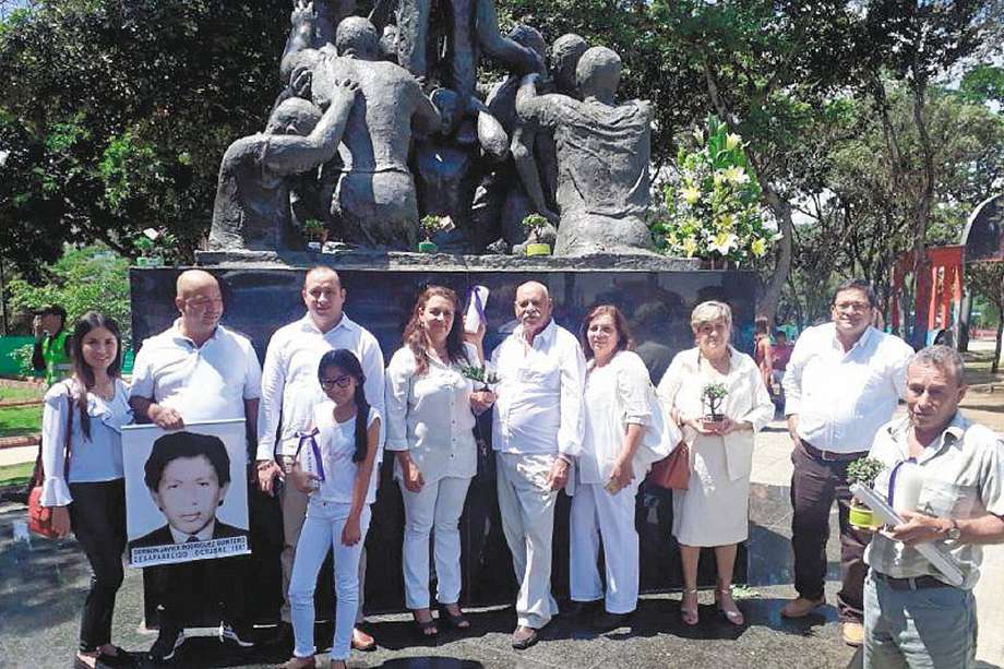 Familiares de los 19 comerciantes al lado del monumento ubicado en Bucaramanga-Crédito Archivo Particular