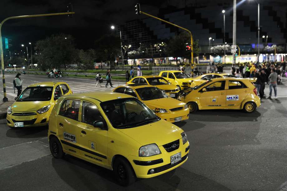 "La frustración de los taxistas es comprensible, pero amenazar con bloquear los vuelos impide que las conversaciones prosperen”.