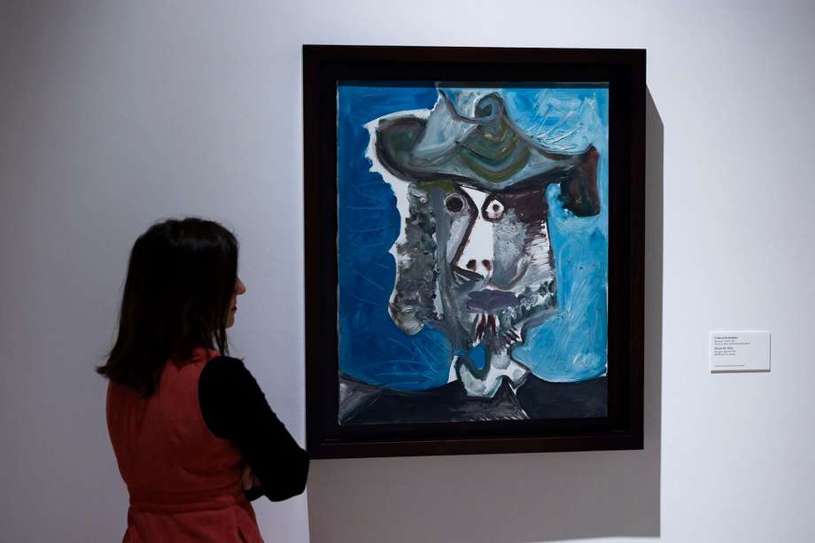Una joven observa la obra "Cabeza de hombre" que forma parte de la nueva exposición del Museo Picasso Málaga, "Pablo Picasso: Estructuras de la invención. La unidad de una obra".