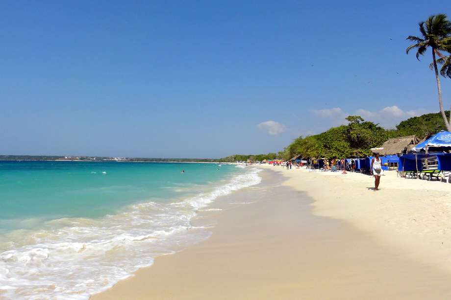 Vuelva y juega, turistas denuncian el cobro excesivo de casi 5 millones de pesos por un almuerzo en Playa Blanca, Isla Barú, Cartagena.