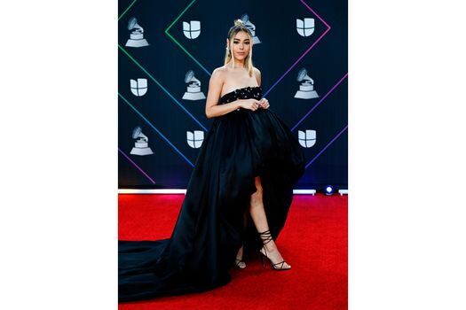 La cantante y actriz mexicana  Danna Paola, cautivó a la alfombra roja con un vestido negro sin tirantes con dobladillo de burbujas y adornos de la colección Primavera Verano 2022 de Carolina Herrera.