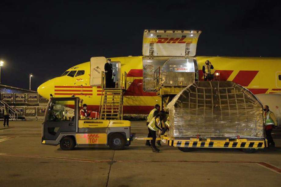El nuevo lote de vacunas llegó a Colombia en un avión de la empresa DHL procedente de Bélgica.
