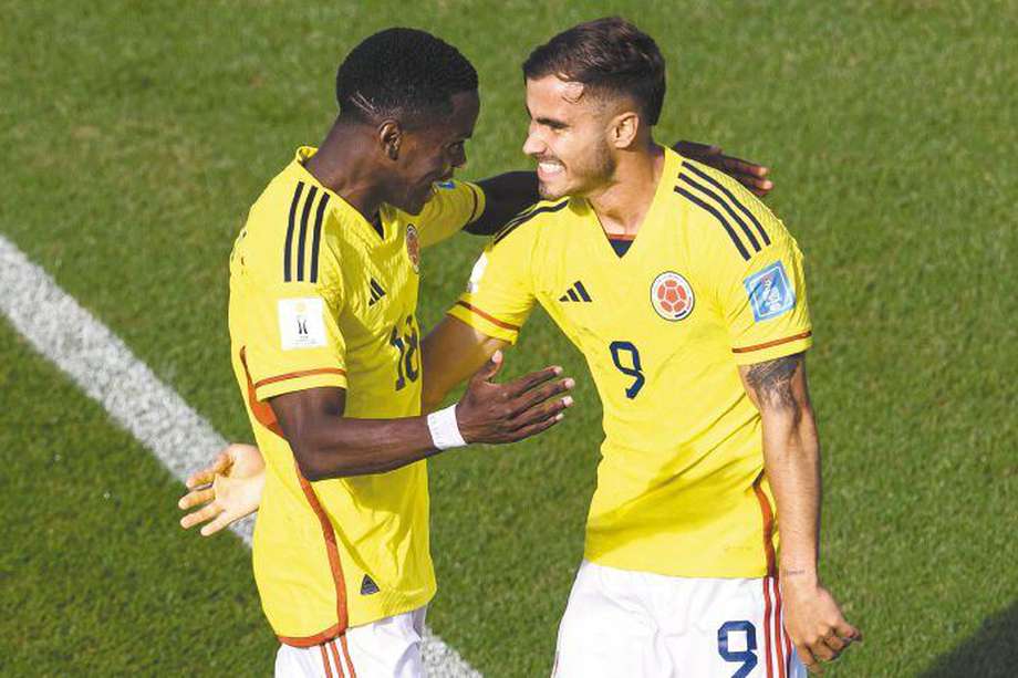  Jhojan Torres y  Tomás Ángel (der), quien anotó dos de los goles con los que Colombia venció 5-1 a Eslovaquia en el Mundial Sub-20. / Getty Images