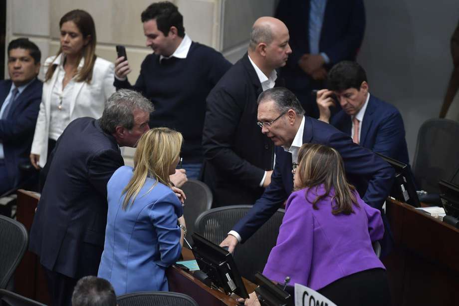 La bancada del Partido Conservador en el Senado. Al fondo los senadores Carlos Meisel, del Centro Democrático, y Karina Espinosa, del Partido Liberal. 