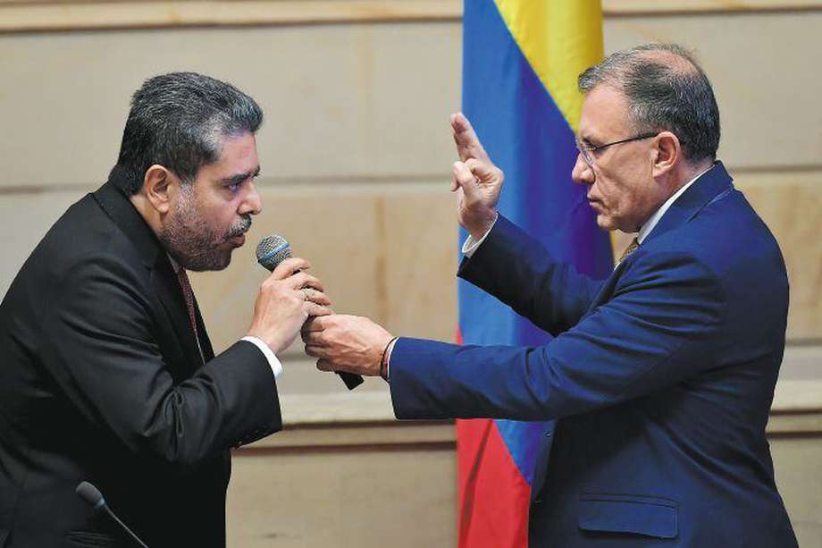 Carlos Hernán Rodríguez durante su elección como contralor, en agosto de 2022. En esa ocasión, Roy Barreras condujo el proceso desde la Presidencia del Senado.