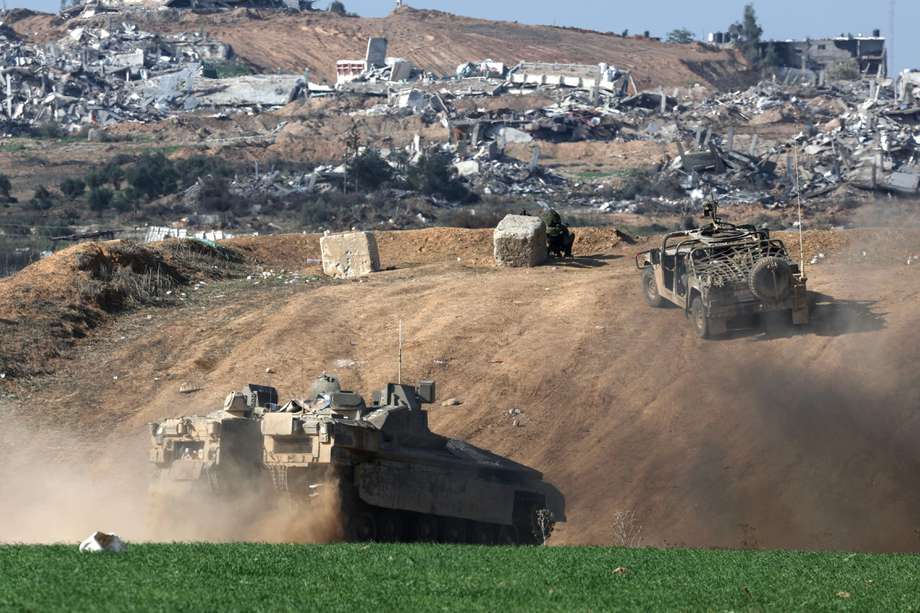 Un vehículo blindado de transporte de personal israelí patrulló junto a una posición cerca de la frontera entre Israel y Gaza. 