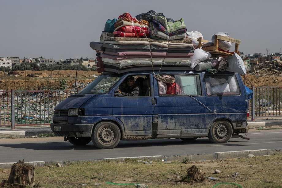 Los palestinos desplazados internos salen con sus pertenencias tras una orden de evacuación emitida por el ejército israelí, en Rafah, sur de la Franja de Gaza, sur de la Franja de Gaza, el 9 de mayo de 2024.
