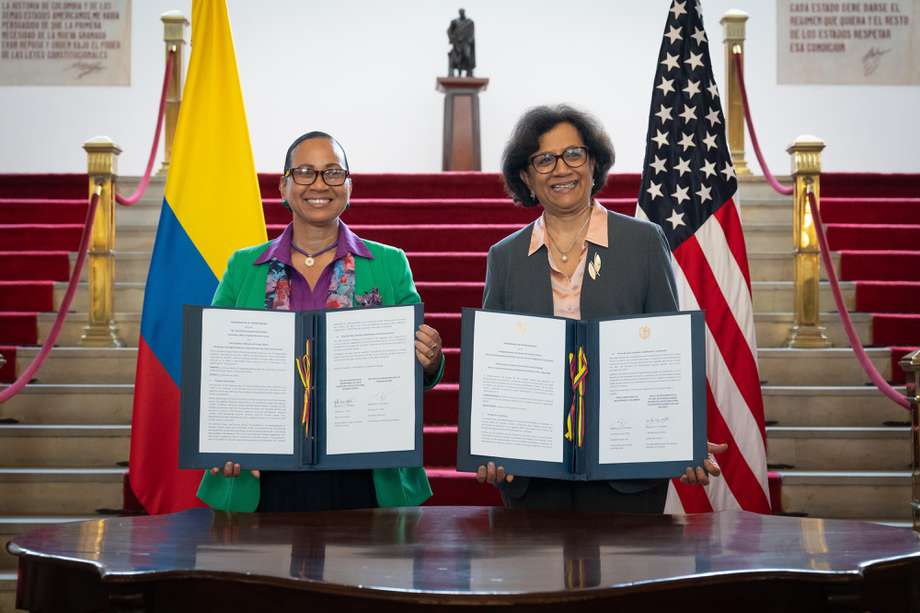 La viceministra de Asuntos Multilaterales de la Cancillería, Elizabeth Taylor Jay junto a Geeta Rao Gupta, embajadora para Asuntos de Género del Departamento de Estados Unidos en el lanzamiento del Centro de Excelencia Mujeres, Paz y Seguridad.