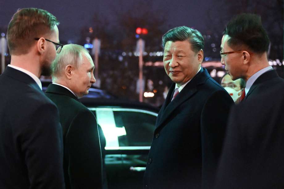 El presidente chino, Xi Jinping, llegó a Moscú en una visita de tres días en marzo de este año. Xi visitó Rusia con el objetivo de mejorar la asociación conjunta y desarrollar áreas clave de la cooperación económica ruso-china.
