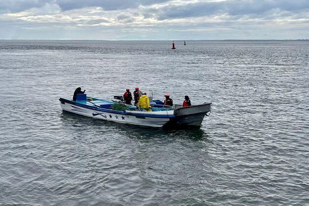 Rescataron a tres pescadores que habían quedado a la deriva en el océano Pacífico