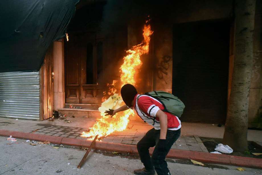 El sábado un grupo de manifestantes quemaron algunas oficinas de la sede del Congreso,  cuando la policía reprimió las protestas, incluidas algunas pacíficas.