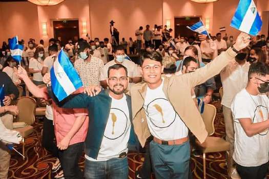 Max Jerez (izq.) de 27 años y Lesther Alemán, de 23, durante un evento de la Alianza Universitaria Nicaragüense. / Cortesía
