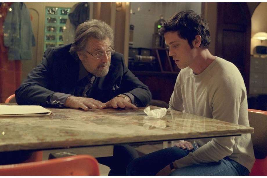 Al Pacino y Logan Lerman en una escena de “Hunters”, ficción que sigue a un diverso grupo de cazadores de nazis que viven en la ciudad de Nueva York en 1977.