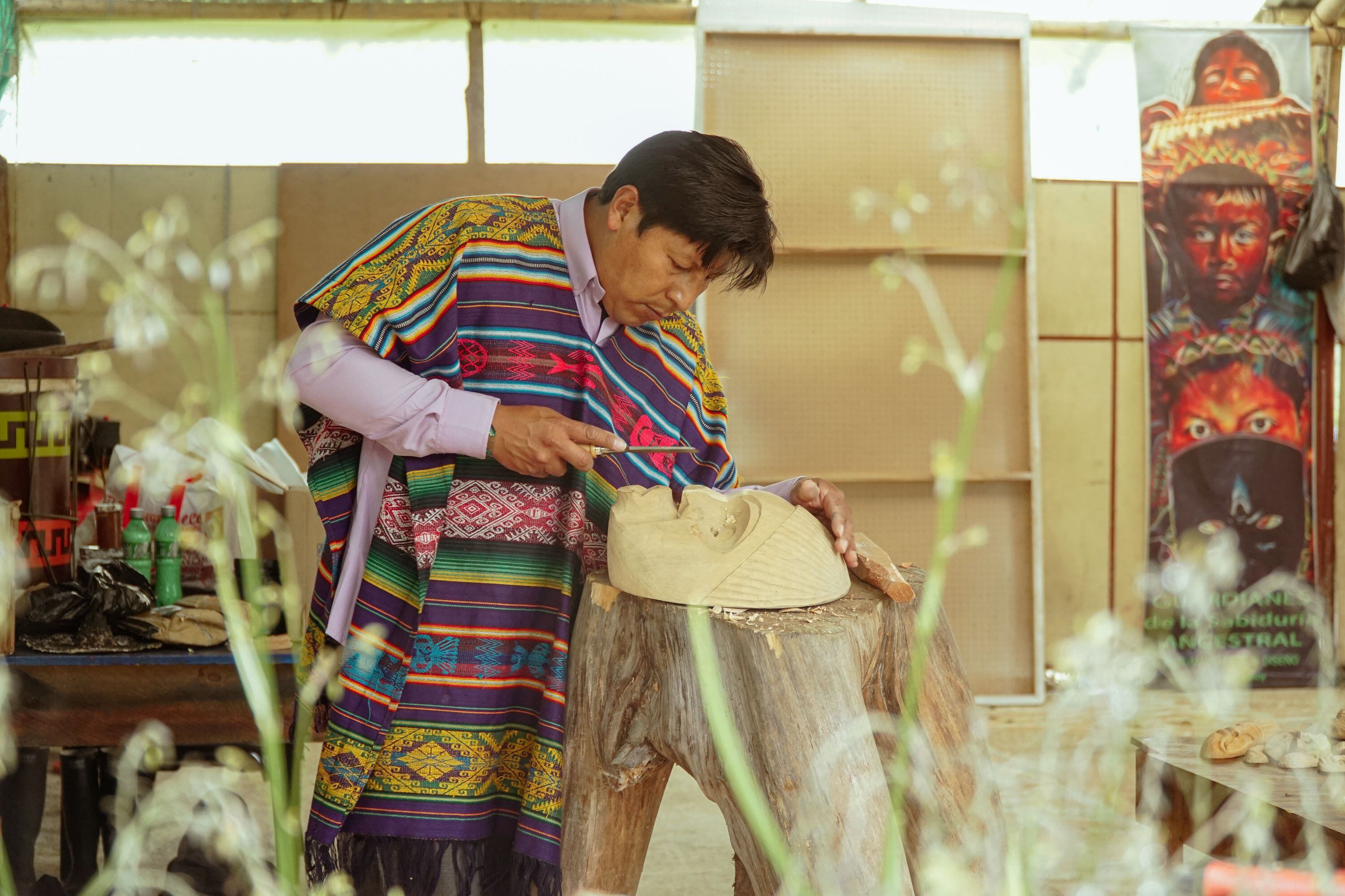 Gerardo Chasoy elabora sus máscaras en pedazos de madera de sauce blanco, palo de rosa o yarumo, especies de árboles que crecen en el Putumayo.