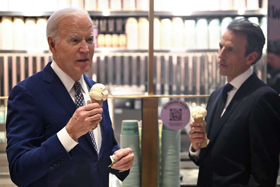 El presidente Joe Biden visitó una heladería local y allí dio declaraciones a la prensa.
