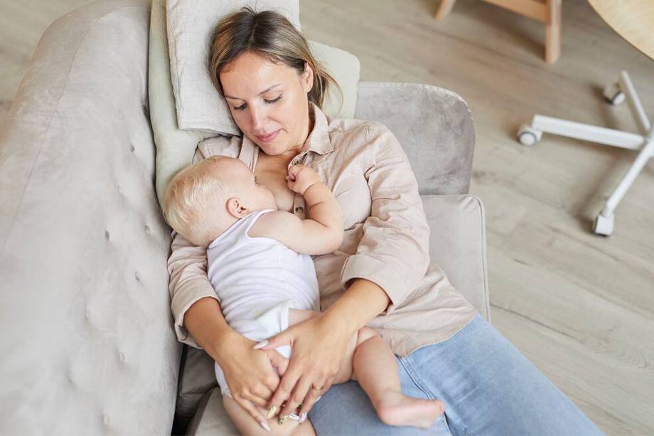 ¿Qué pasa si el bebé se duerme sin eructar tras acabar de lactar?