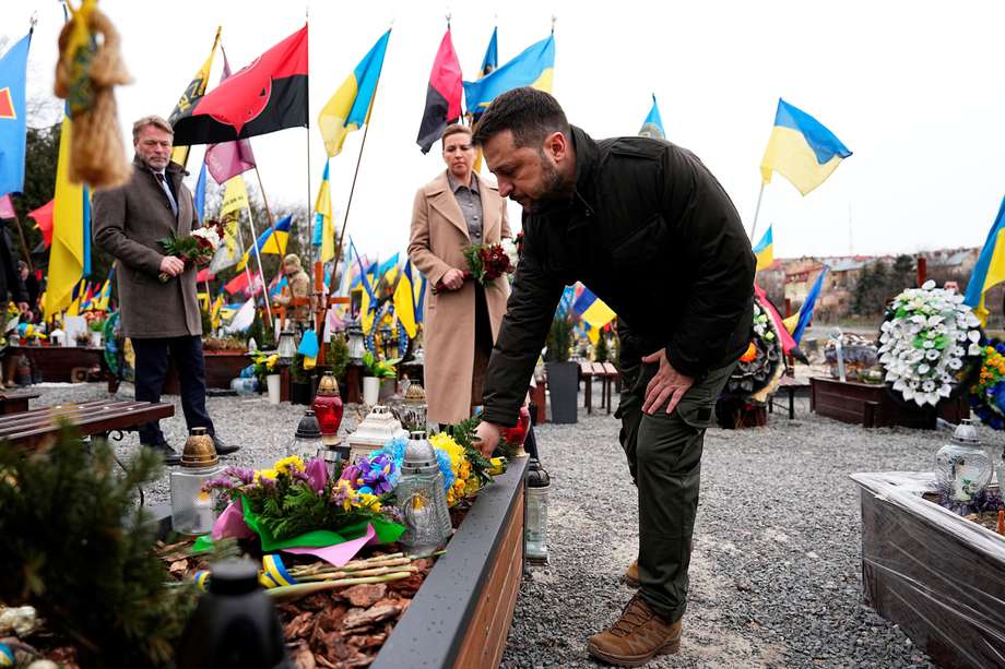 El presidente de Ucrania, Volodímir Zelenski, asistió a una ceremonia conmemorativa en Lviv, en compañía de la primera ministra danesa, Mette Frederiksen, el 23 de febrero de 2024.