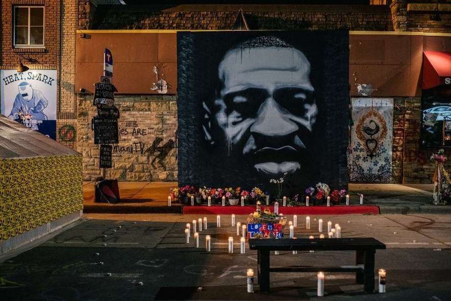El juicio por la muerte de George Floyd era importante, pero es solo una batalla más en una lucha que continúa. Las personas negras están cansadas de contar muertos y de que sus victimarios queden en la impunidad. / Foto: AFP