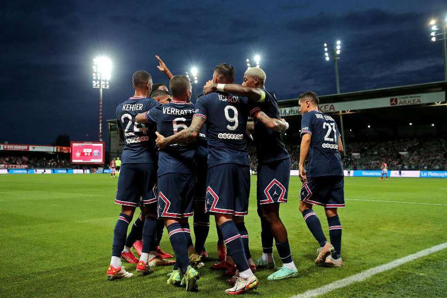 Los jugadores del PSG celebran uno de los goles en la victoria sobre el Brest por 4-2.