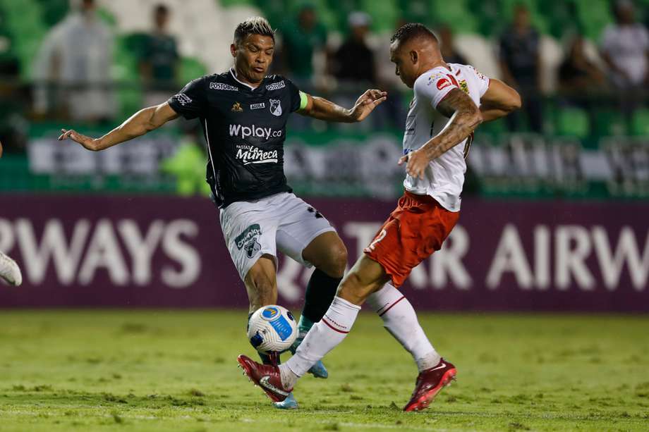 Teofilo Gutiérrez (i) de Cali disputa un balón con Luis Adrián Martínez de Always Ready, en la victoria del conjunto azucarero por 3-0 en la fecha pasada de Copa Libertadores.