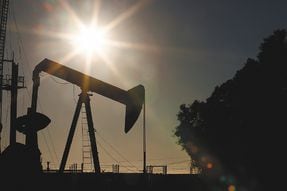 Petróleo amplía pérdidas ante pesimismo por aumento de oferta mundial
