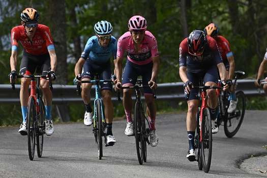 Richard Carapaz, segundo de izquierda a derecha, es el líder del Giro de Italia 2022 // Twitter Giro de Italia